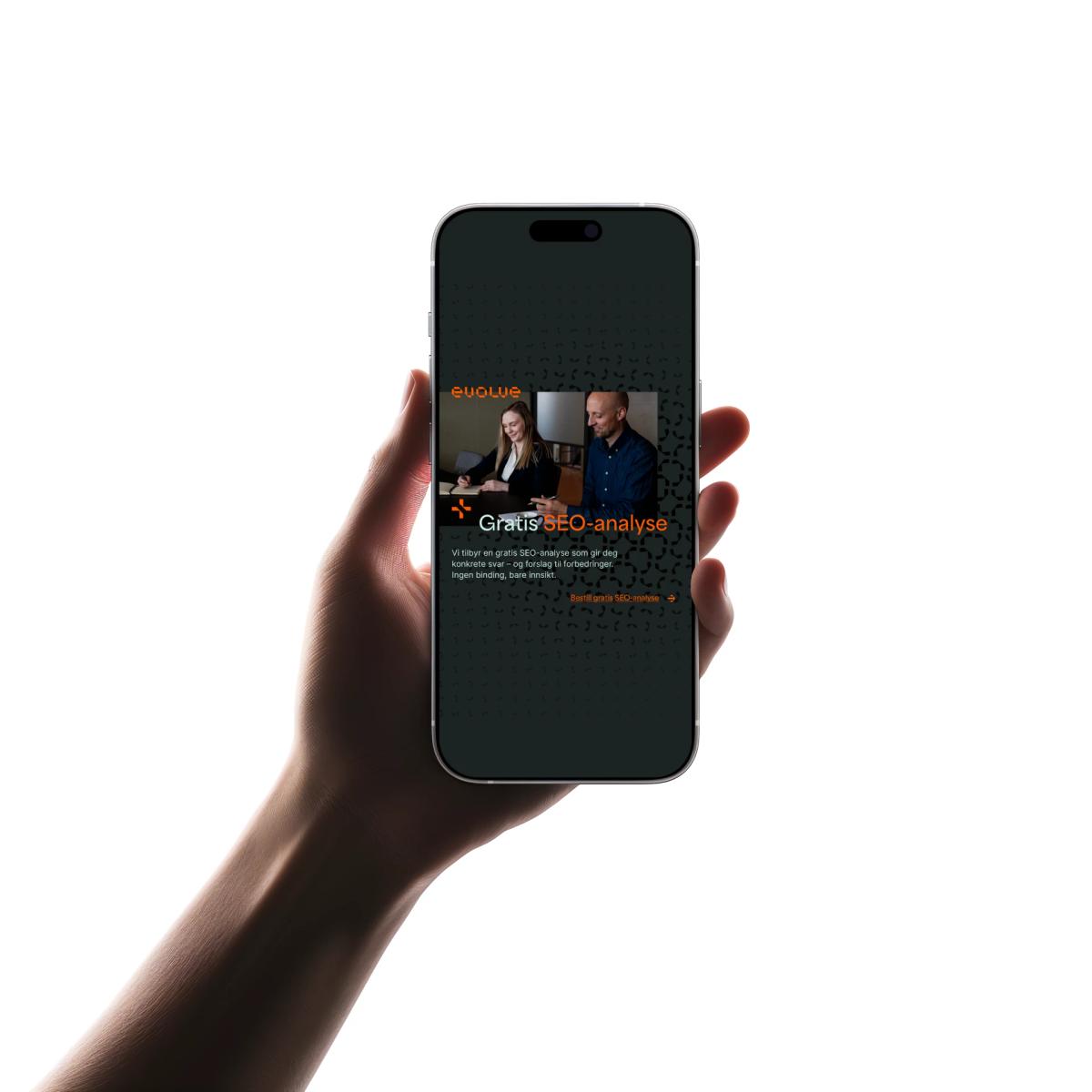 Hånd holder en mobil som viser Evolves side for gratis SEO-analyse