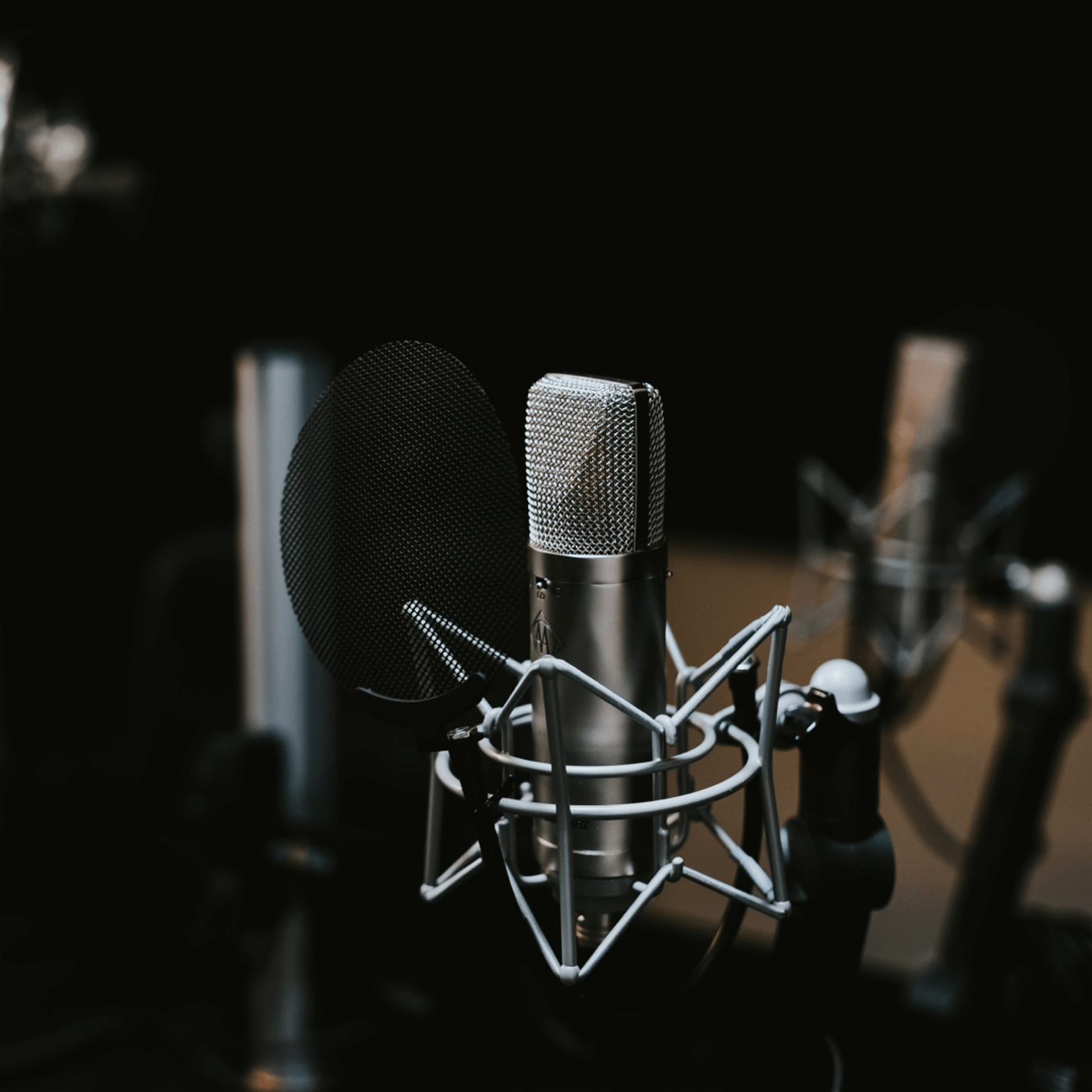 Studiomikrofon i et mørkt podcaststudio
