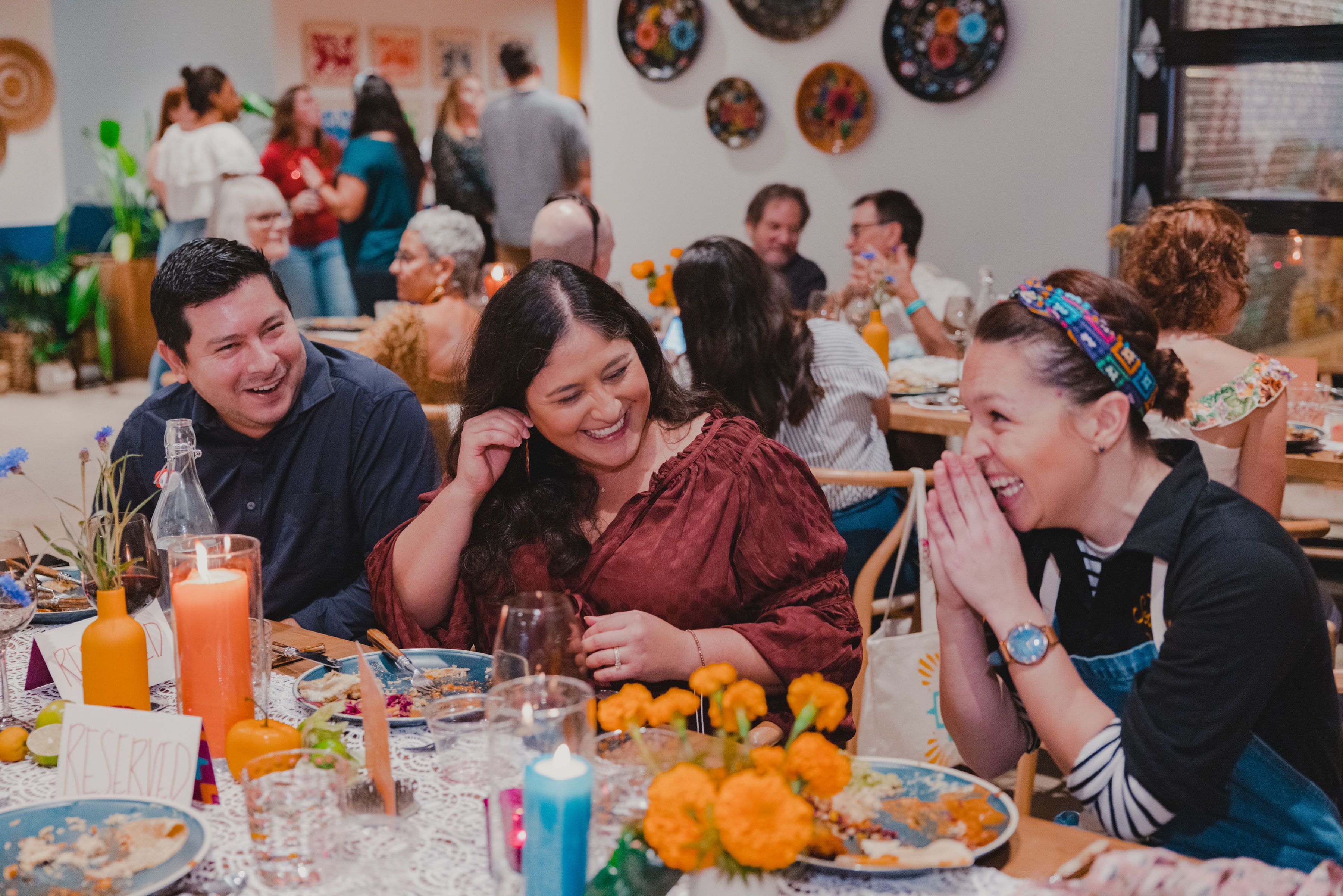 Siete familia enjoying a meal