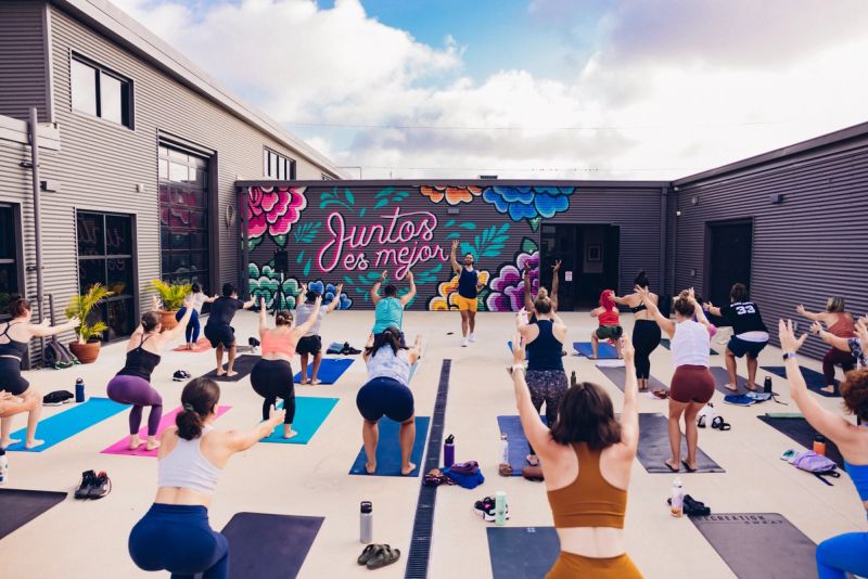 workout group doing yoga 