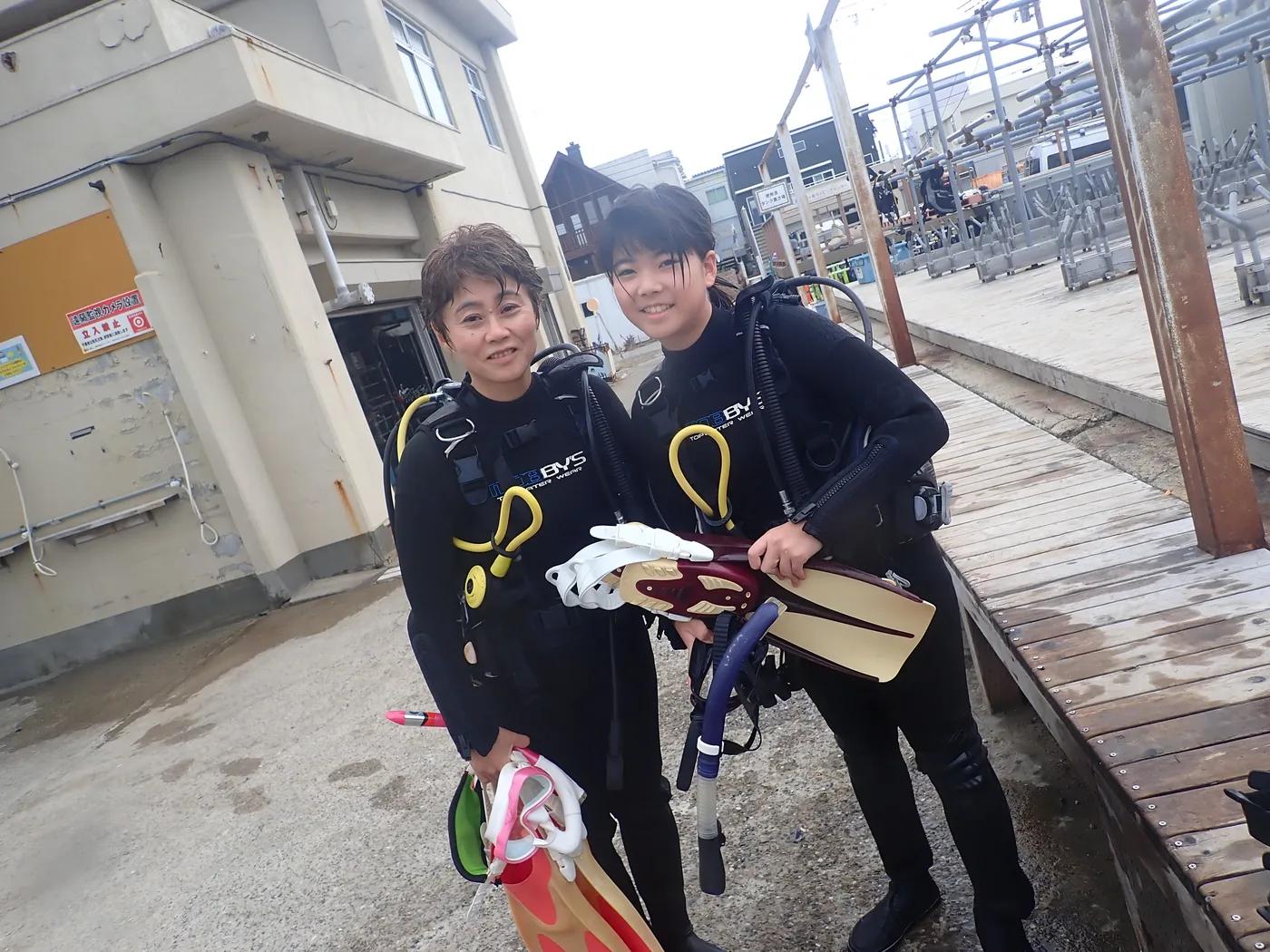 三浦の海でダイビング器材を装着した親子。ジュニアオープンウォーターダイバー講習とファンダイビング