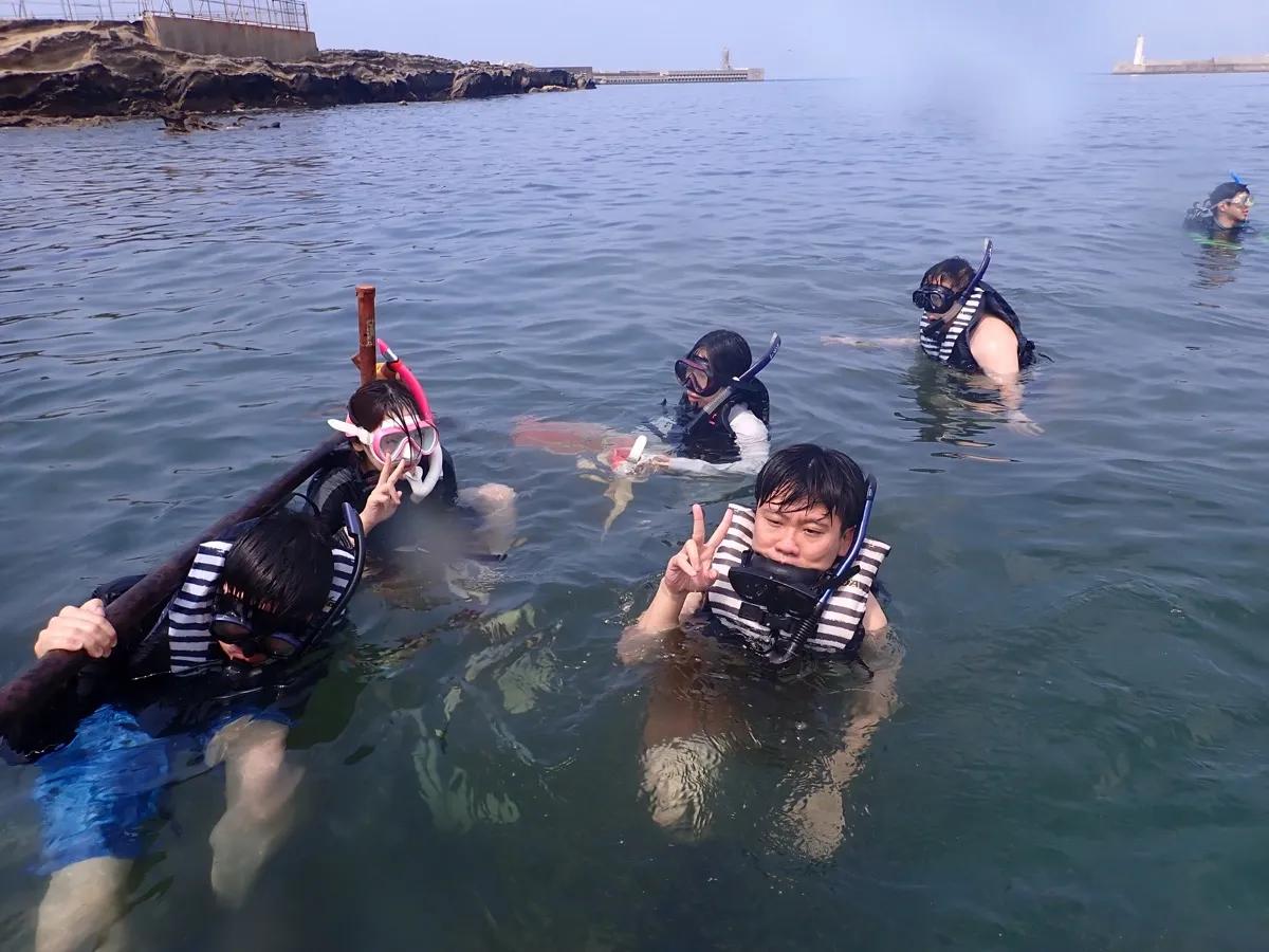 水面に浮かんでスノーケリングを楽しむ体験参加者たち