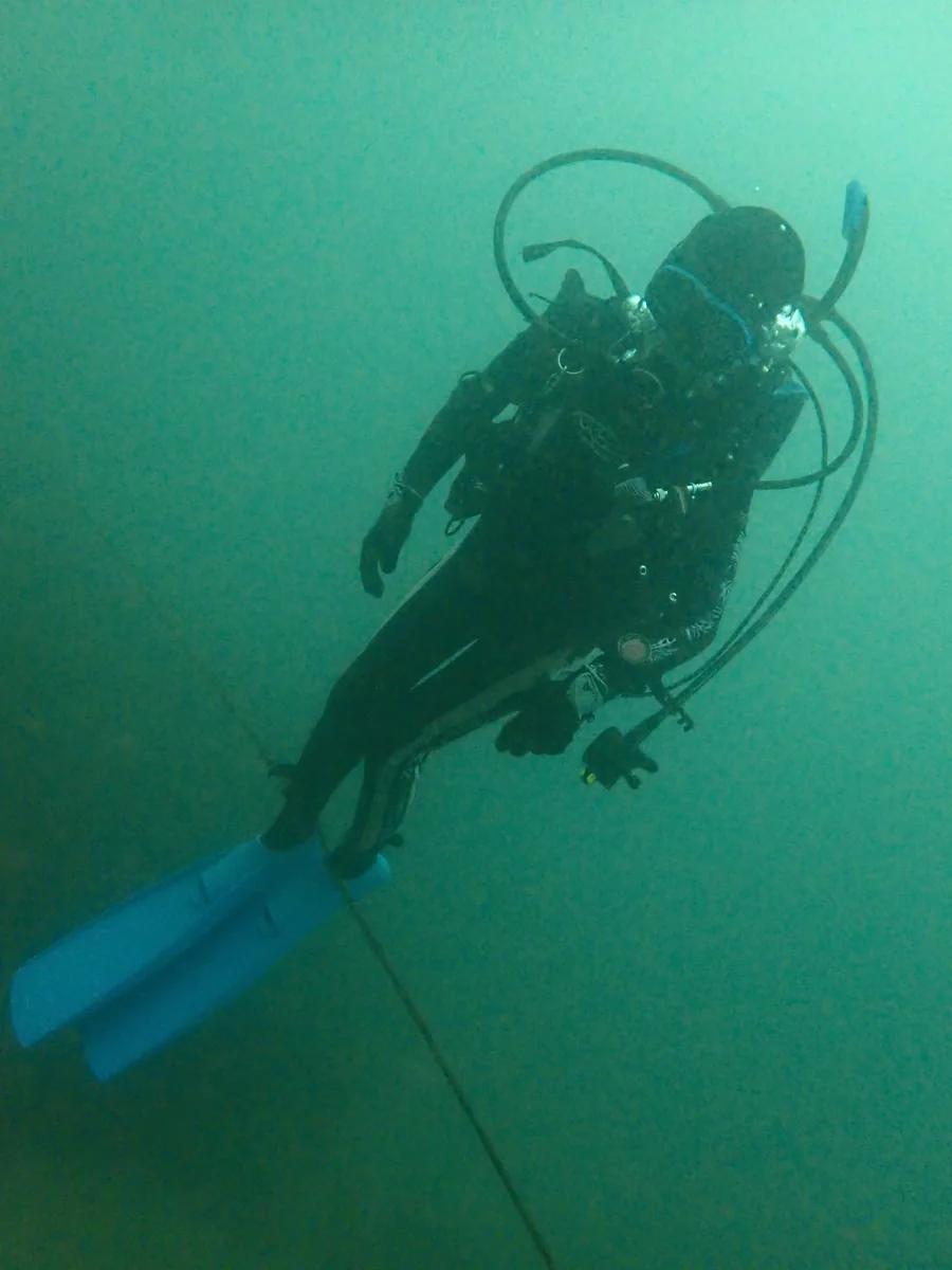 城ヶ島のボートポイント、ロープの下で浮力コントロールの練習をするダイバー。三浦の海の水中