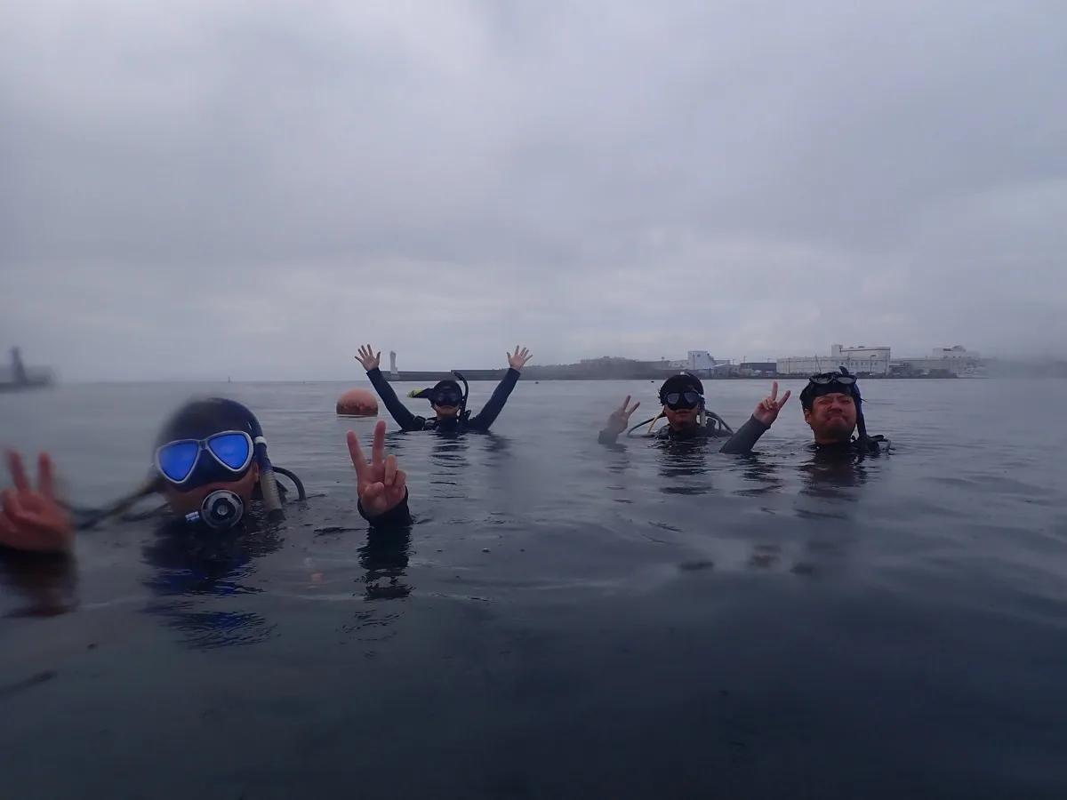 三浦の海のダイビング講習を終えて水面で笑顔のダイバーたち
