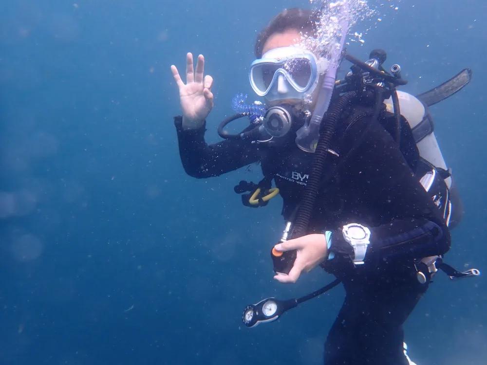 水中でOKサインを出すファンダイビングのゲスト