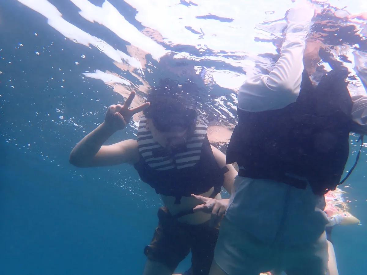 水面に浮かんでのんびり過ごすスノーケリングの時間