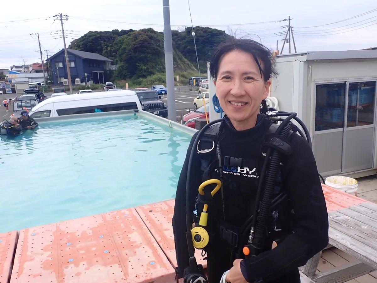 三浦のプールでスクーバ器材を背負い、ダイビングライセンス講習に臨むOさん