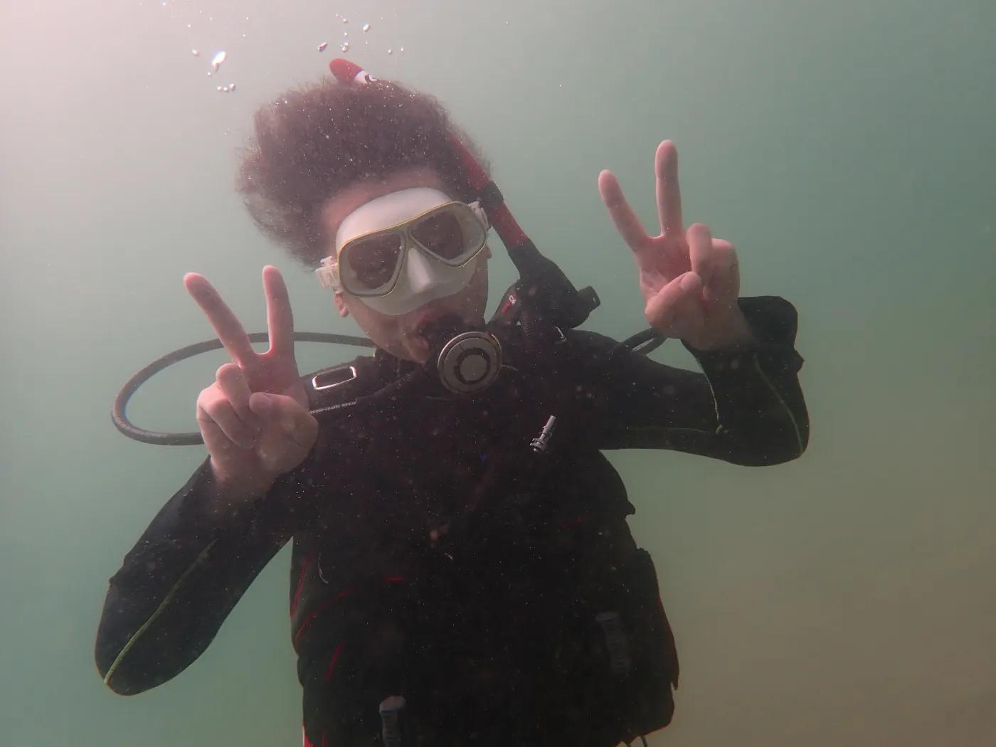 三浦・城ヶ島の海で認定ダイブ中のH君。水にはまだ少し白っぽさが残っている