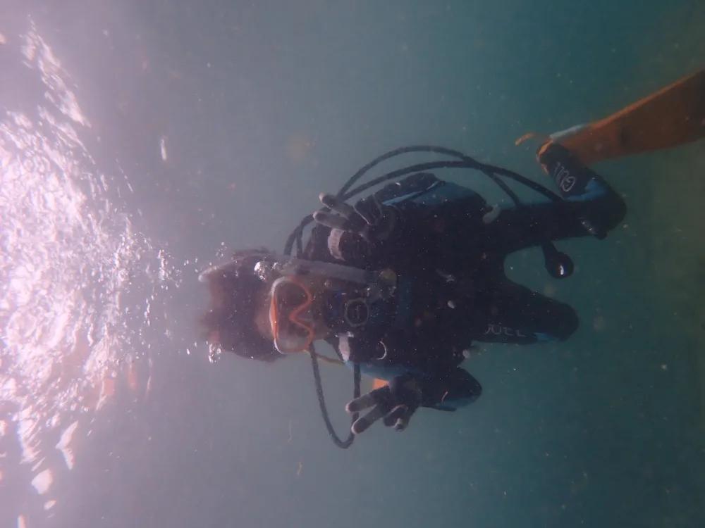 三浦・城ヶ島の水中で安定したホバリングをするダイバー