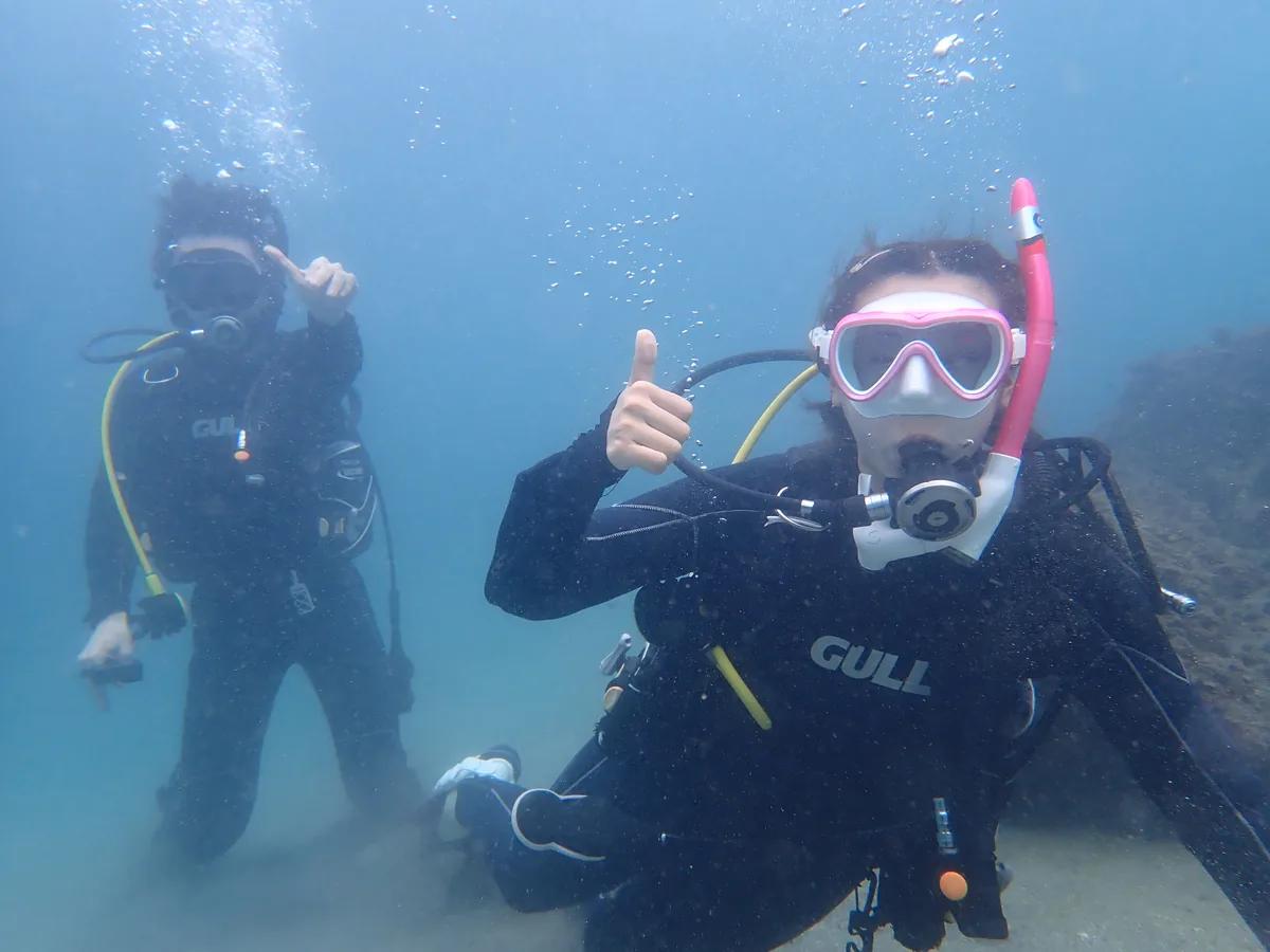 三浦・城ヶ島の海中で体験ダイビングを楽しむ参加者