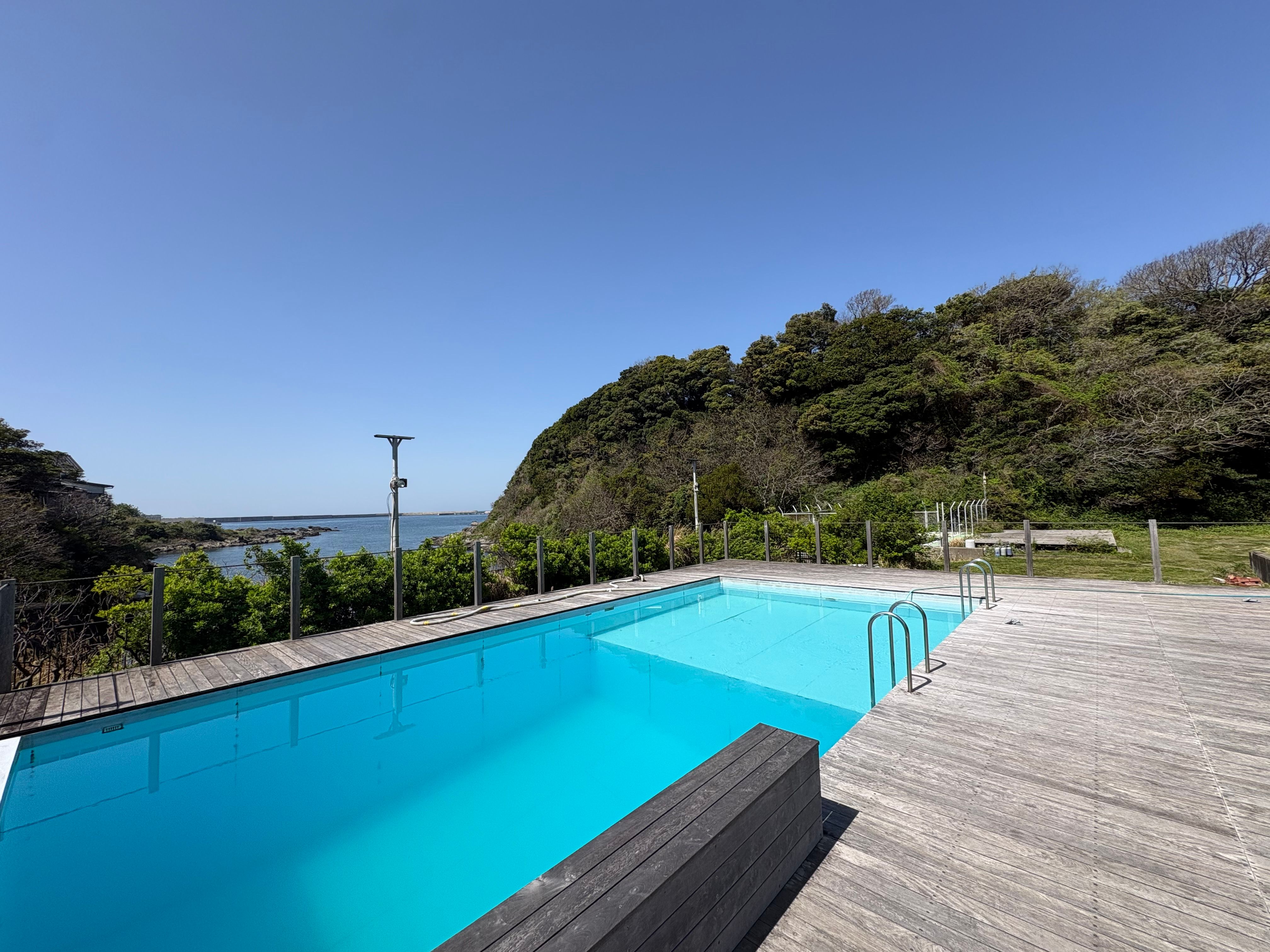 夏日の三浦でプール掃除と草刈り——ダイビングシーズン本番に向けた準備の一日