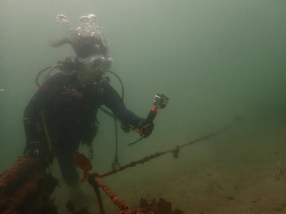 アクションカメラを構えて三浦の海で水中撮影に挑戦するダイバー