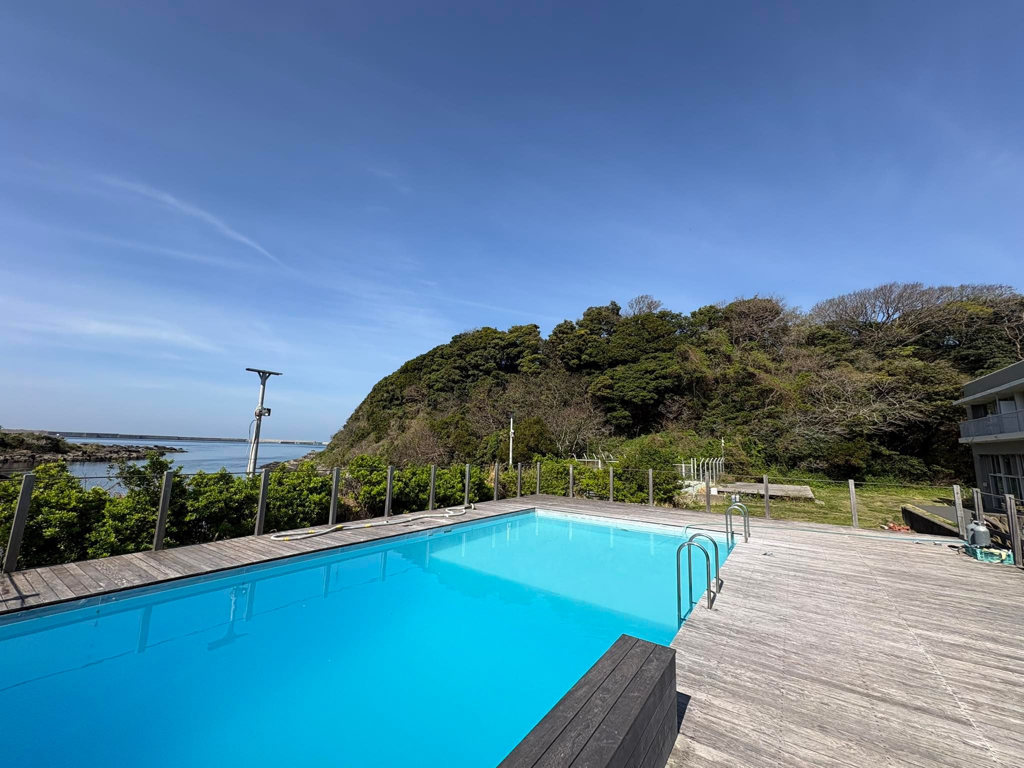 快晴の三浦で草刈り奮闘——GWに向けて海の学校を整備中