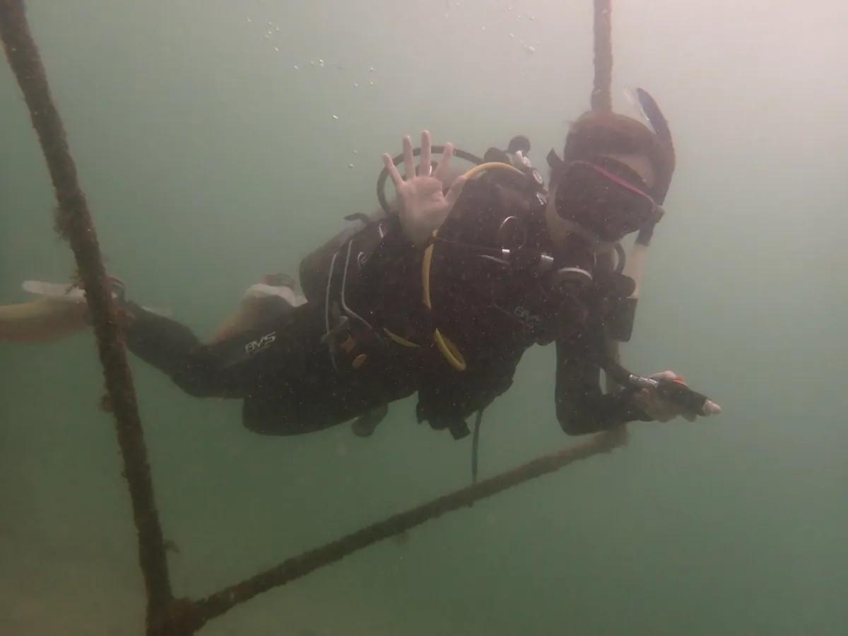 三浦の海で、水平姿勢を保ちながら中性浮力を練習するダイビング講習の受講生