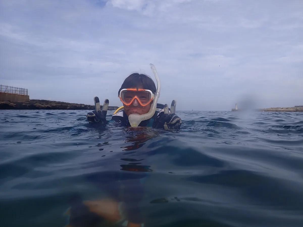 城ヶ島の水面でカメラに応えるダイバー。三浦のビーチダイビング