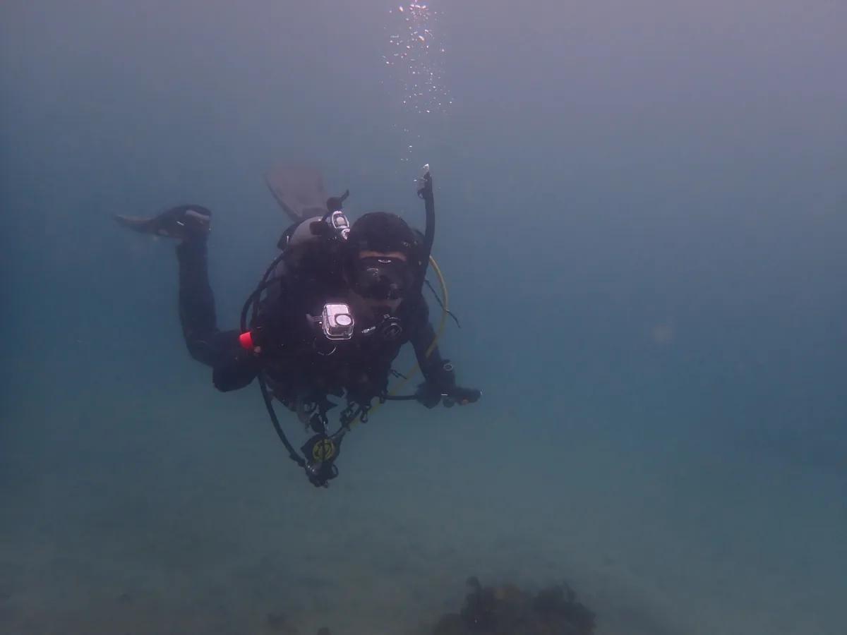 透明度8mの三浦の海で、中性浮力を取りながら泳ぐダイバー
