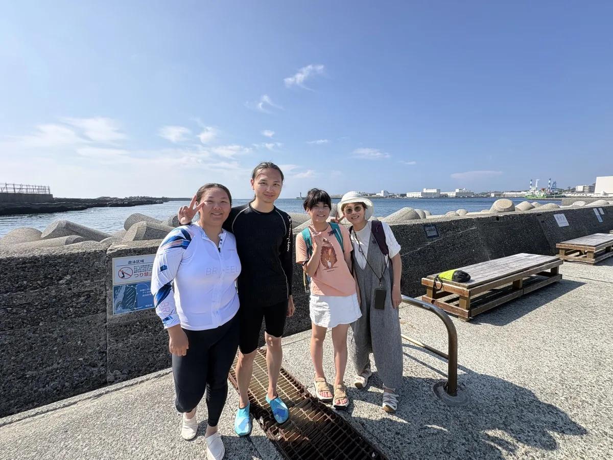 三浦のビーチでダイビング講習を終えた記念写真