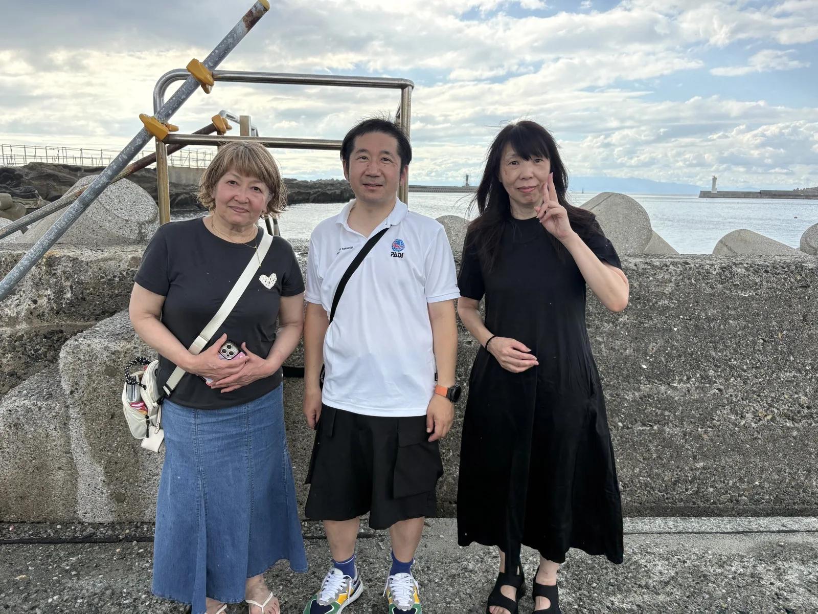 リフレッシュダイビングを終えた三浦 海の学校のお客様とインストラクター