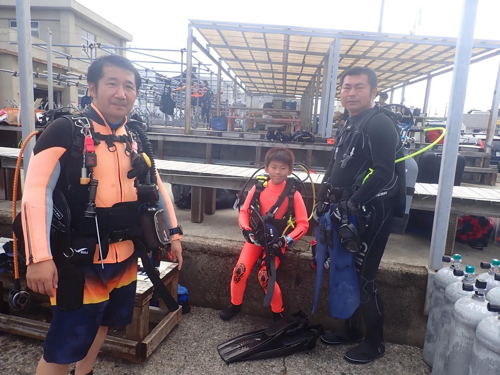 三浦の海でファンダイビングに向かう親子とダイバー
