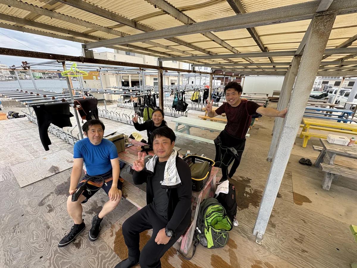 講習を終えたメンバーの集合写真。三浦 海の学校のダイビング講習