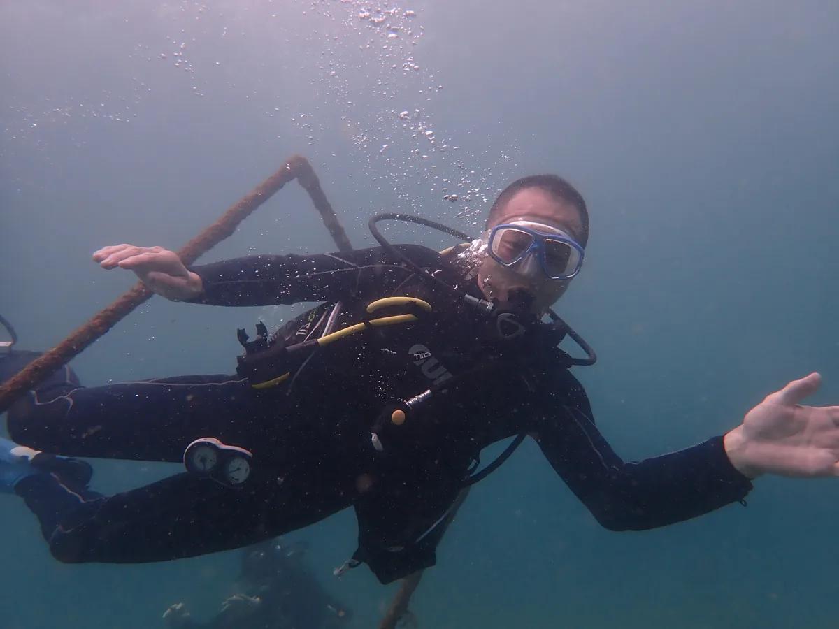 三浦・城ヶ島の海を中性浮力で泳ぐファンダイビング中のダイバー