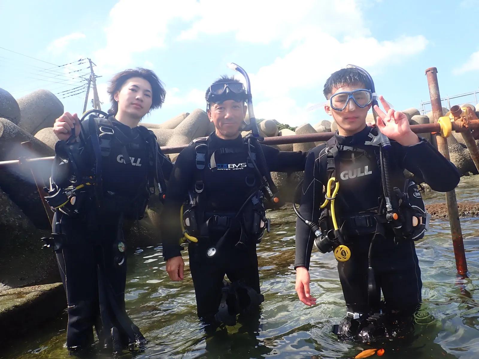 三浦の海でアドバンス講習に向かう親子3名のダイバー