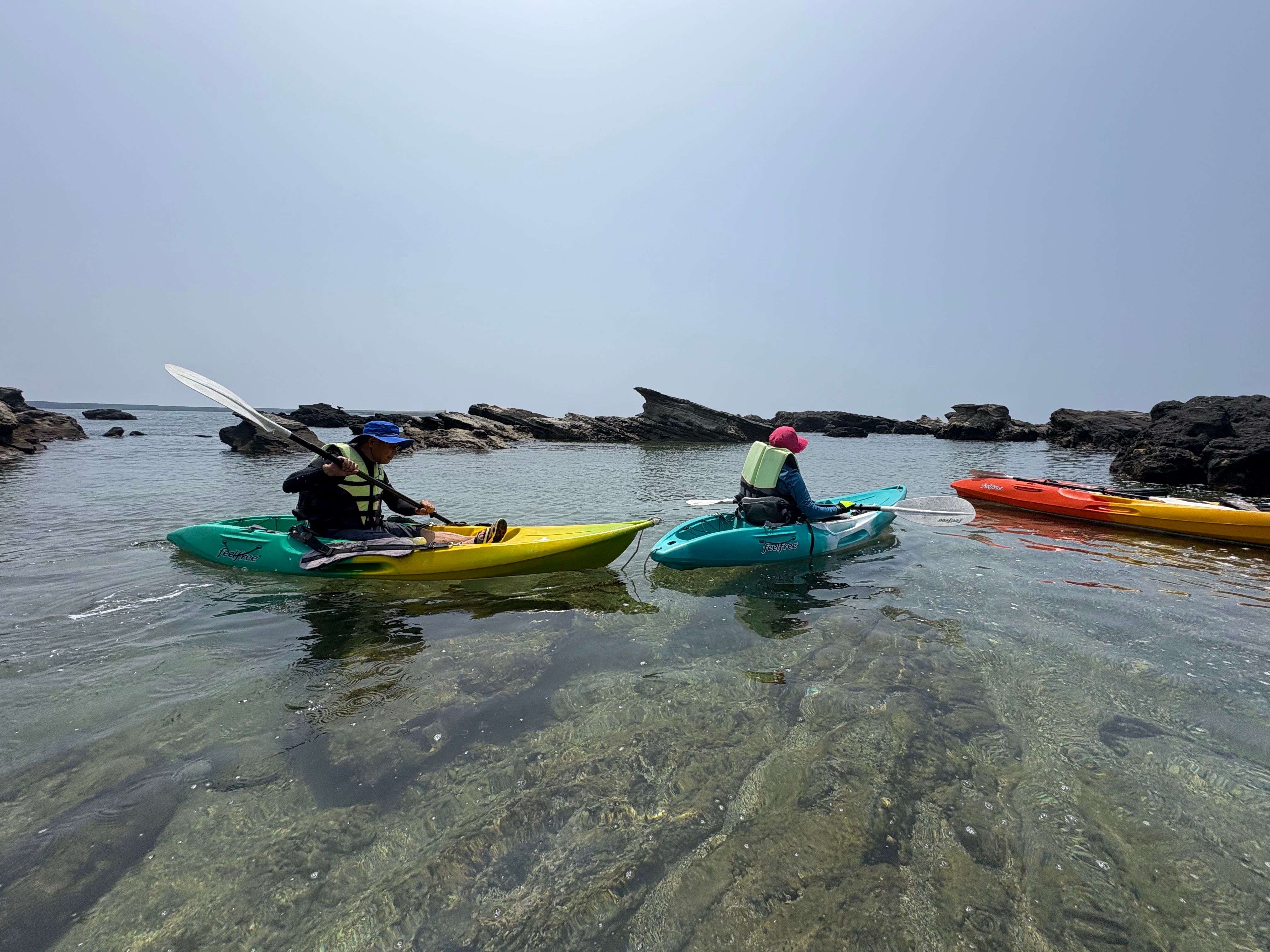 三浦の海で、ゆらゆら休日。リピーターのご夫婦と巡る、秘密の浅瀬カヤックツアー