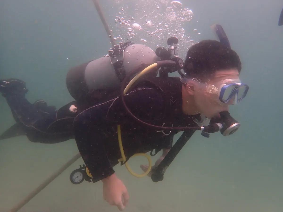 三浦の海で浮力コントロールの練習をするダイバー