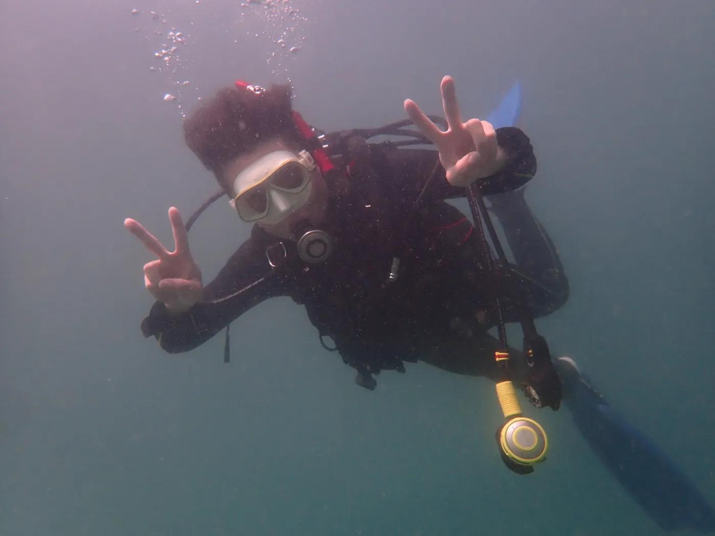 三浦・城ヶ島の海の中層で止まるH君。海底にも岩にもつかまらず、両手が自由になっている
