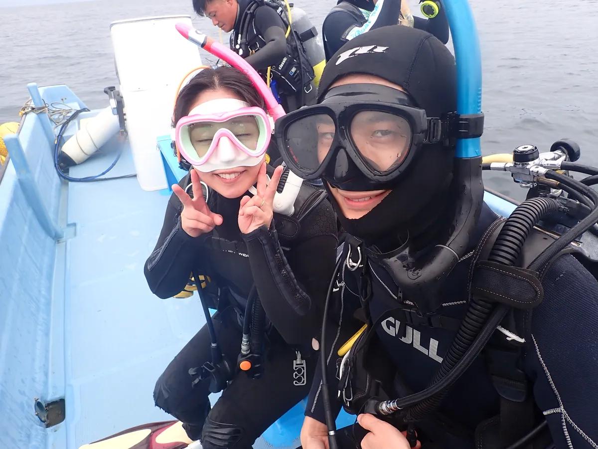 三浦・宮川湾のボートの上でエントリーを待つダイバー。ボートダイビング講習