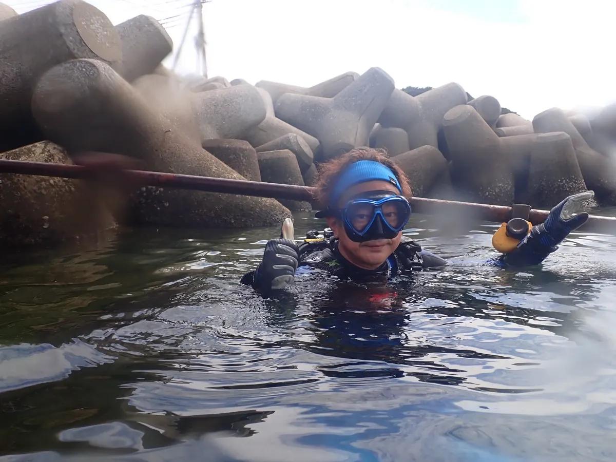 城ヶ島のエントリー口の水面でOKサインを出すダイバー。三浦のビーチダイビング