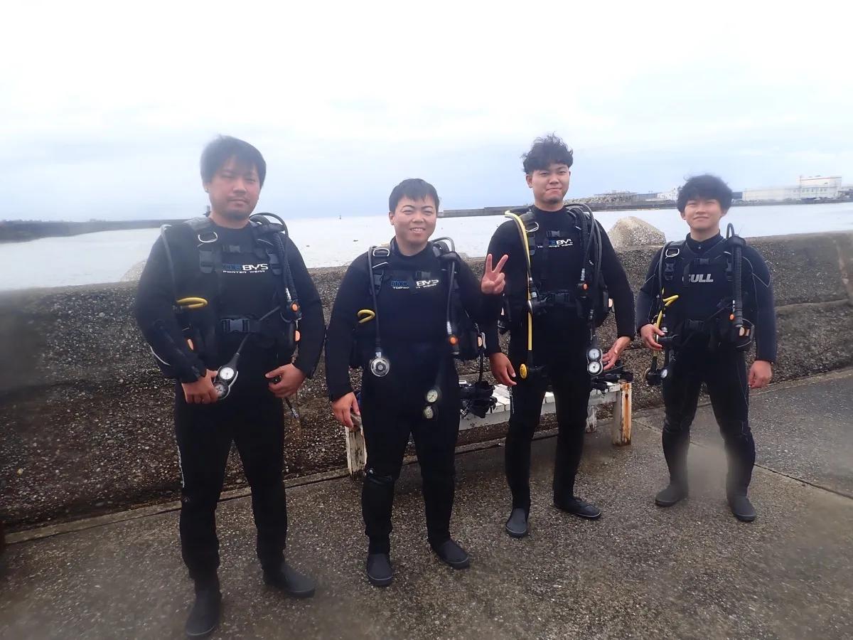 三浦の海でオープンウォーターダイバー講習に臨む4名のダイバー