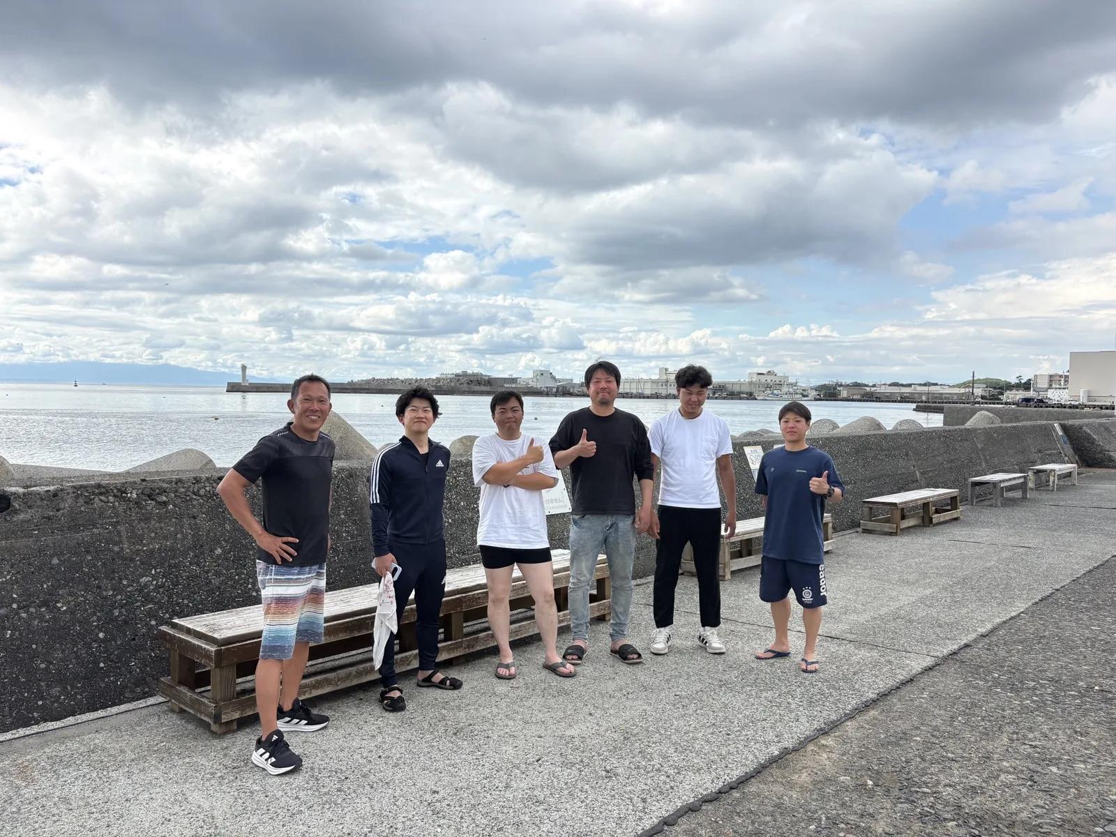 三浦でのダイビング講習を終えて笑顔で並ぶ参加者たち