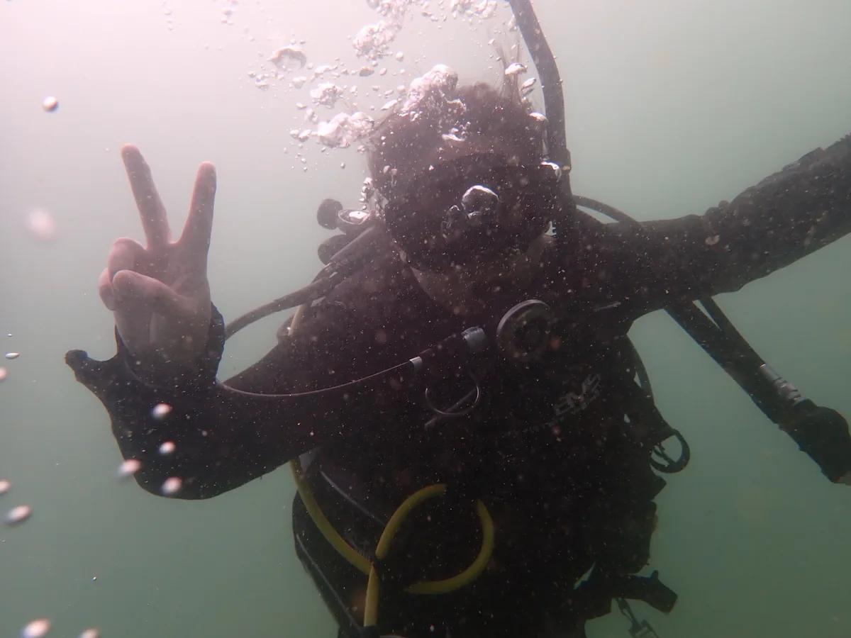 三浦の海でオープンウォーター講習の海洋実習を終えたダイバー