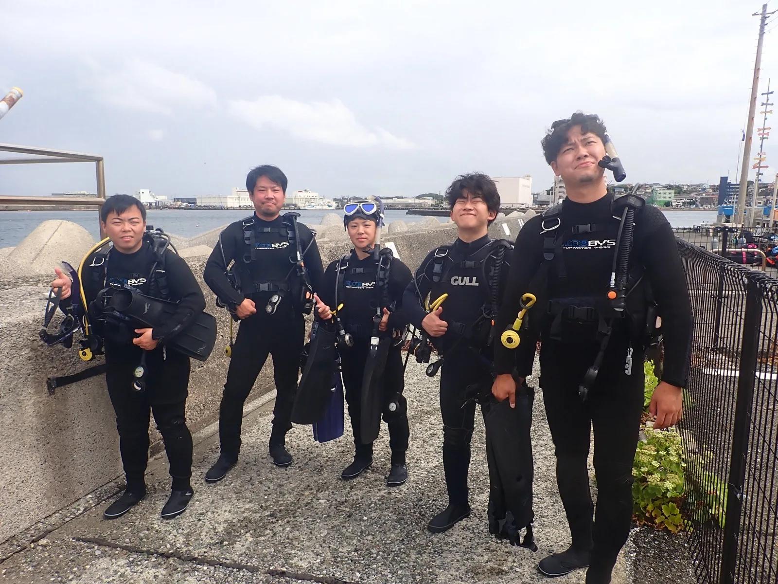 ダイビング器材を背負って三浦の海にエントリーする直前の講習グループ