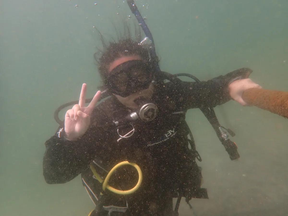 三浦の海で初めての海洋実習を楽しむオープンウォーター講習の受講者