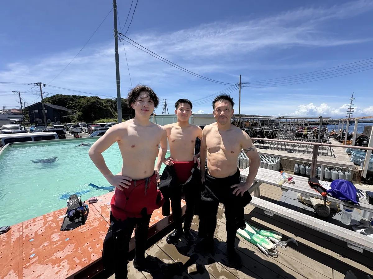 城ヶ島のプールでの限定水域講習を終えた3人。三浦 海の学校のダイビングライセンス講習