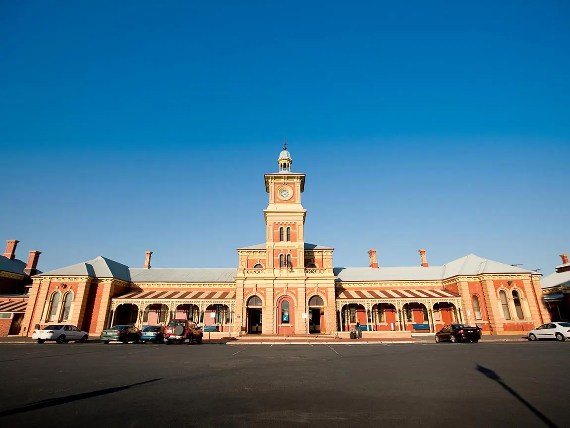 Old building with cars parked in front of it in Wodonga