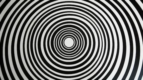 Schwarz-weiße Spirale als Symbol für hypnotische Trance und Fokussierung in der Hypnosetherapie