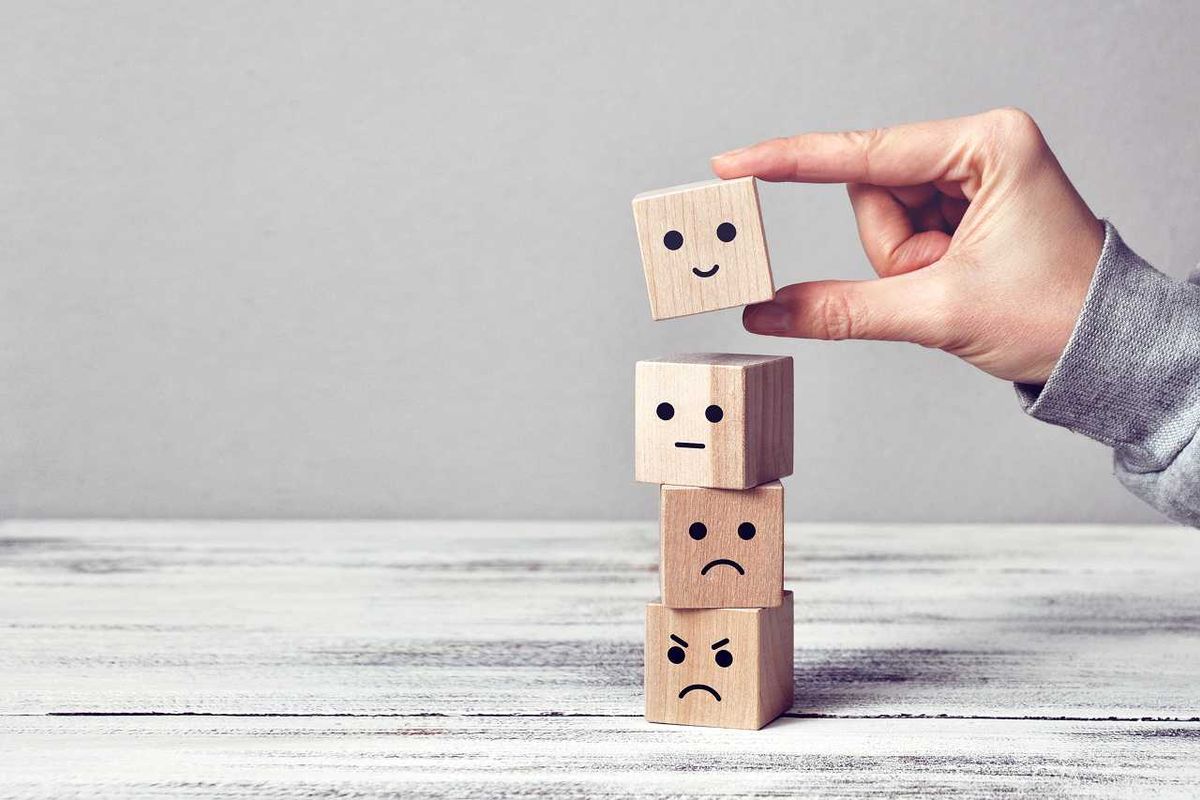 mehrere Würfel übereinander mit verschiedenen Smiley-Gesichter drauf