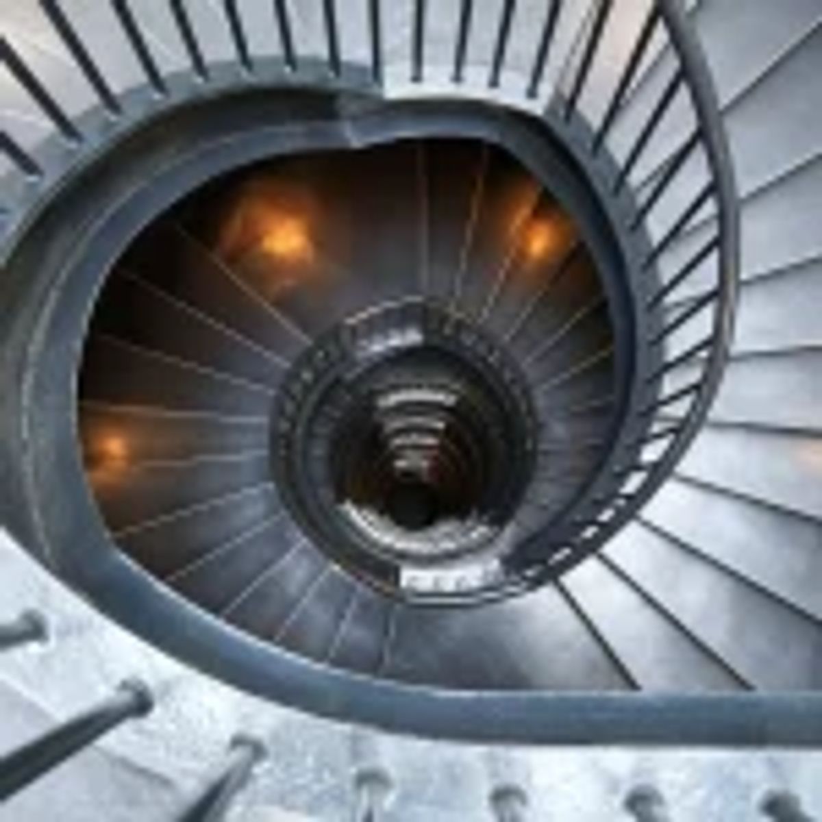 Wendeltreppe, die tief nach unten führt, als Metapher für den Weg ins Unterbewusstsein durch Hypnose