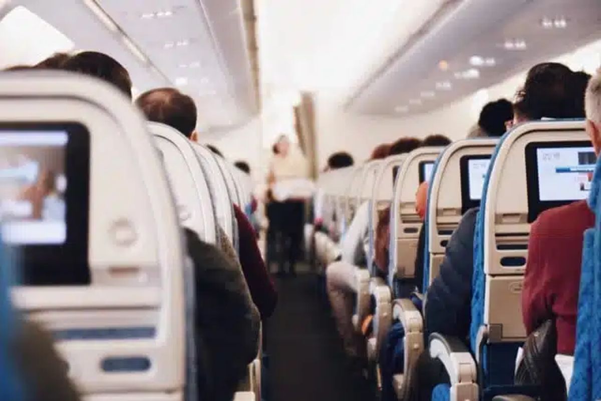 Innenraum eines Flugzeugs mit Sitzreihen