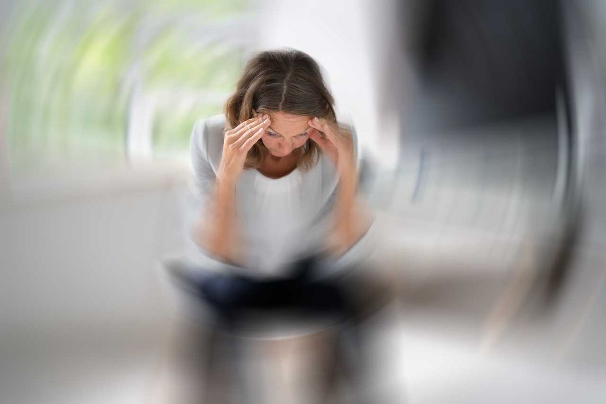 Frau die gestresst von sich selber ist