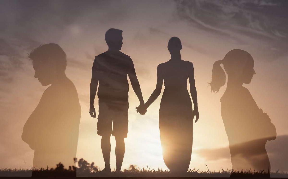 Silhouette eine Paar, das Hand in Hand dem Sonnenaufgang entgegen geht
