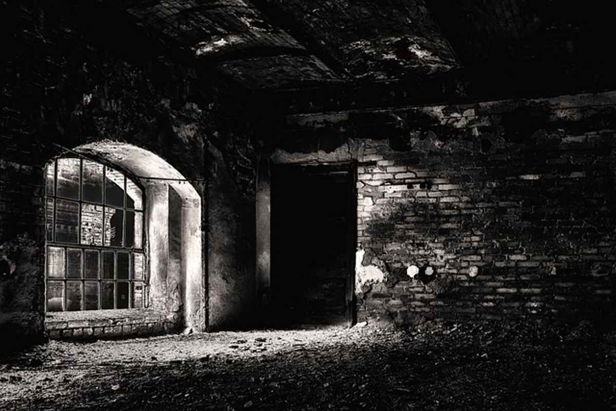 Dunkler Raum mit Fenster und Schatten, symbolisiert die Angst vor Spinnen und deren Verstecken