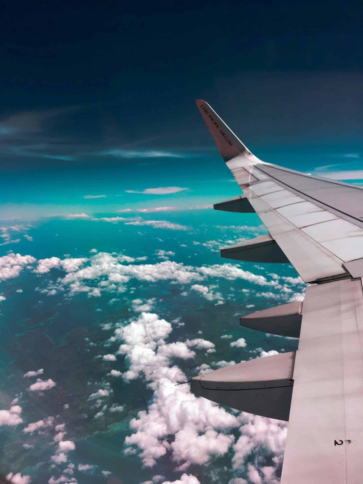 Ausblick aus einem Flugzeugfenster über den Wolken