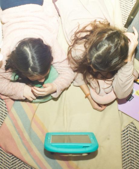 Image de deux personnes qui utilisent un appareil branché à internet