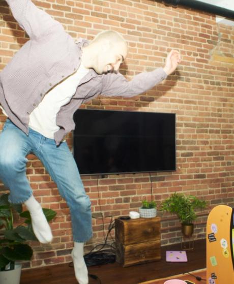 Image d'une personne qui est très satisfaite de son service de télévision