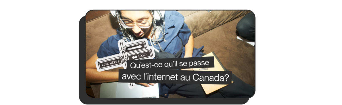alt="Bouton cliquable avec l'image d'une femme avec des écouteurs blancs défilant sur un ordinateur portable et les mots "What's deal with Canada's internet" comme autocollant".