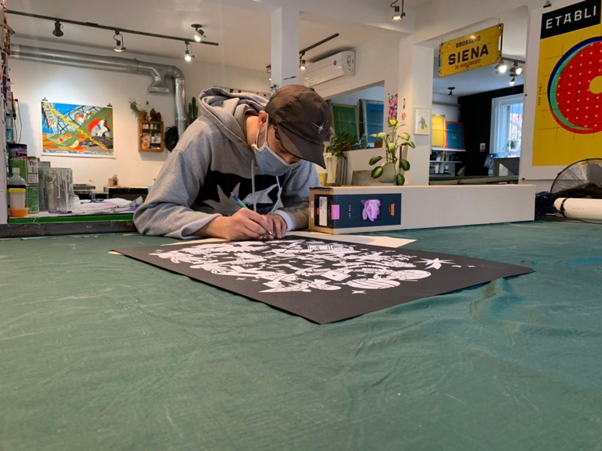 Le Monstr signant son travail à La Bourgeoise Sérigraphe.